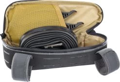 Evoc Multi Frame Pack M 1L - Rahmentasche 19 Evoc Multi Frame Pack M 1L - Rahmentasche -Bike Zubehör evoc multi frame pack m 1 liter rahmentasche carbon grau offen mit inhalt