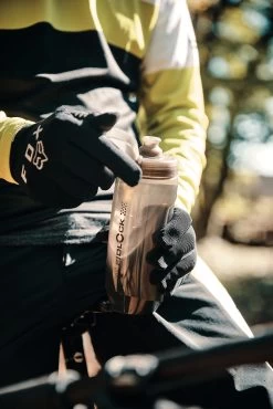 Fidlock Twist Single Bottle 590 Ersatz-Trinkflasche Transparent Schwarz 11 Fidlock Twist Single Bottle 590 Ersatz-Trinkflasche Transparent Schwarz -Bike Zubehör fidlock single bottle 590 ml lifestyle 1