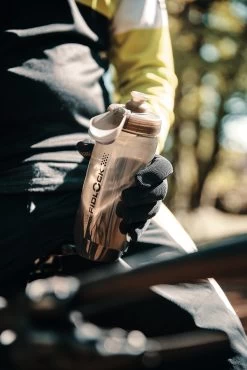 Fidlock Twist Single Bottle 590 Ersatz-Trinkflasche Transparent Schwarz 12 Fidlock Twist Single Bottle 590 Ersatz-Trinkflasche Transparent Schwarz -Bike Zubehör fidlock single bottle 590 ml lifestyle 2