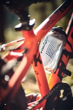 Fidlock Twist Bottle 450 Trinkflasche Transparent Schwarz + Uni Base -Bike Zubehör fidlock twist bottle uni base 450 ml lifestyle 1