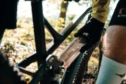 Fidlock Twist Bottle 590 Trinkflasche Transparent Schwarz + Bike Base -Bike Zubehör fidlock twist lifestyle 1