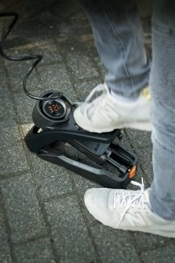 SKS Airstep Digi Fußpumpe Für E-Bikes -Bike Zubehör sks airstep digi fusspumpe im einsatz 1