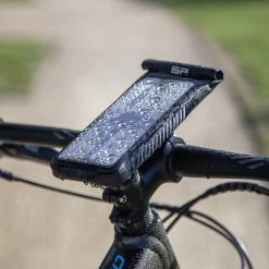 SP Connect Weather Proof Universal Case - Smartphonehülle -Bike Zubehör sp connect weather proof universal case action 2